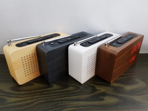 Rechteckige Uhr aus Holz mit Radio MB-12435