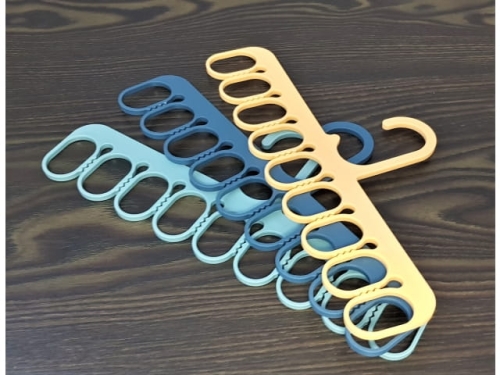 A space-saving hanger   MB-14188_EHO